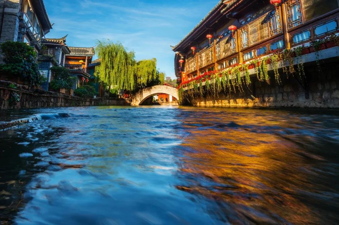 我在麗江古城， 邂逅了一扇詩意的窗， 看櫥窗里的風景， 淡然且自在。
