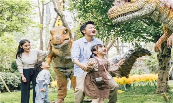麗江千古情景區有“恐龍空降” 今年暑期給你帶來不一樣的體驗