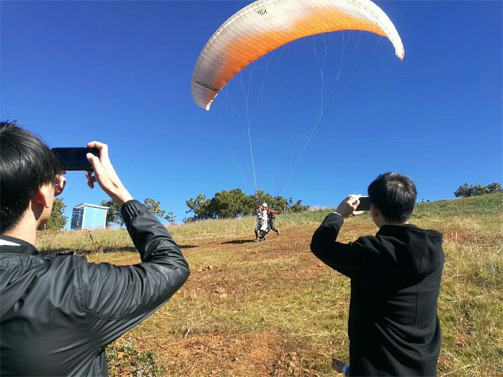 麗江旅游攻略小編帶您了解麗江戶外運動：麗江滑翔傘，是麗江曼沙卡丁車俱樂部推出的小眾刺激的團建項目之一